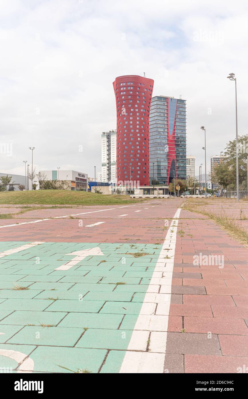 BARCELLONA, SPAGNA-9 OTTOBRE 2020: Hotel porta Fira (anche Torres de Toyo Ito con Torre Realia BCN) grattacielo progettato da Toyo Ito sulla piazza Foto Stock