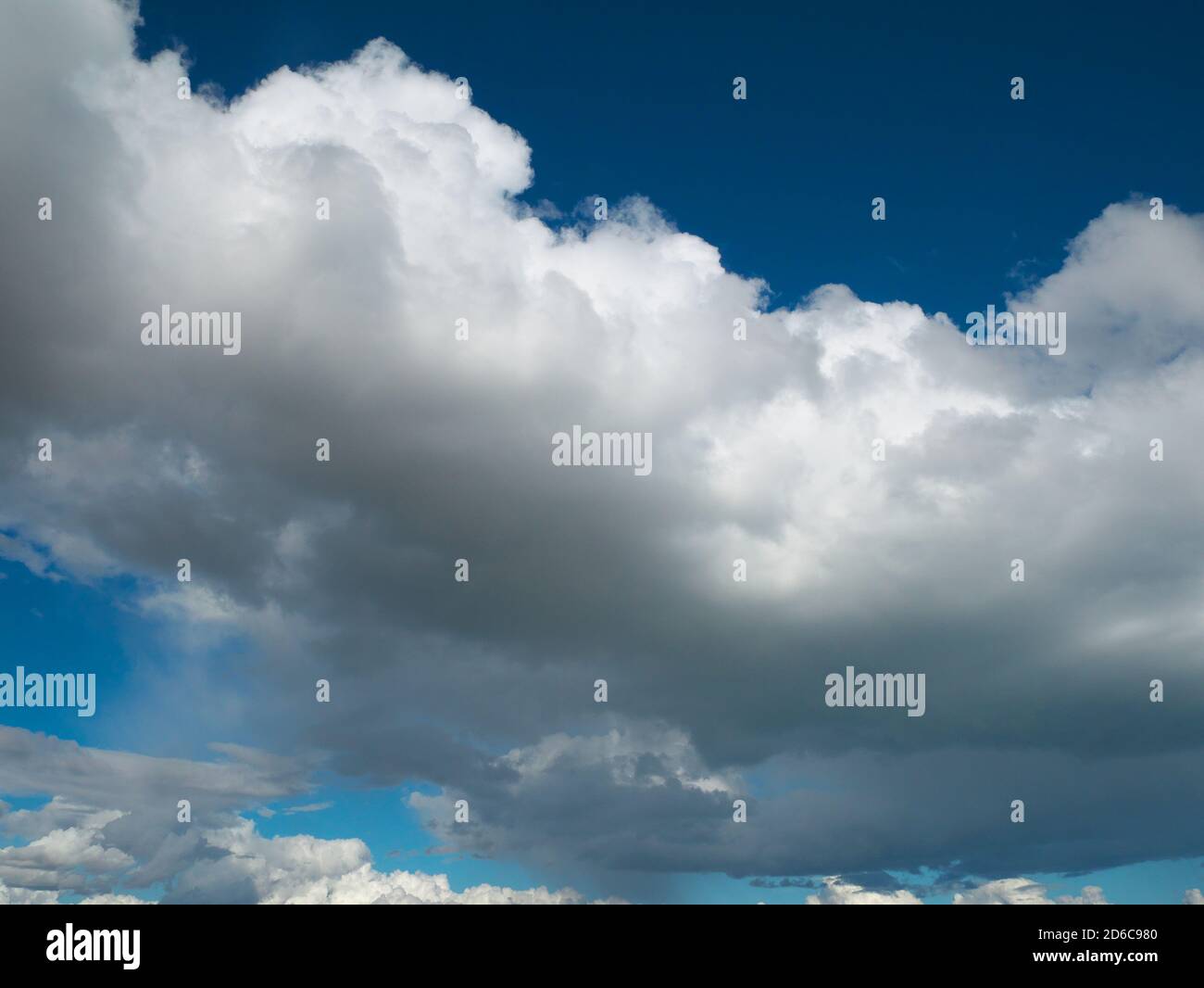 Primo piano su spesse nuvole bianche nel cielo Foto Stock