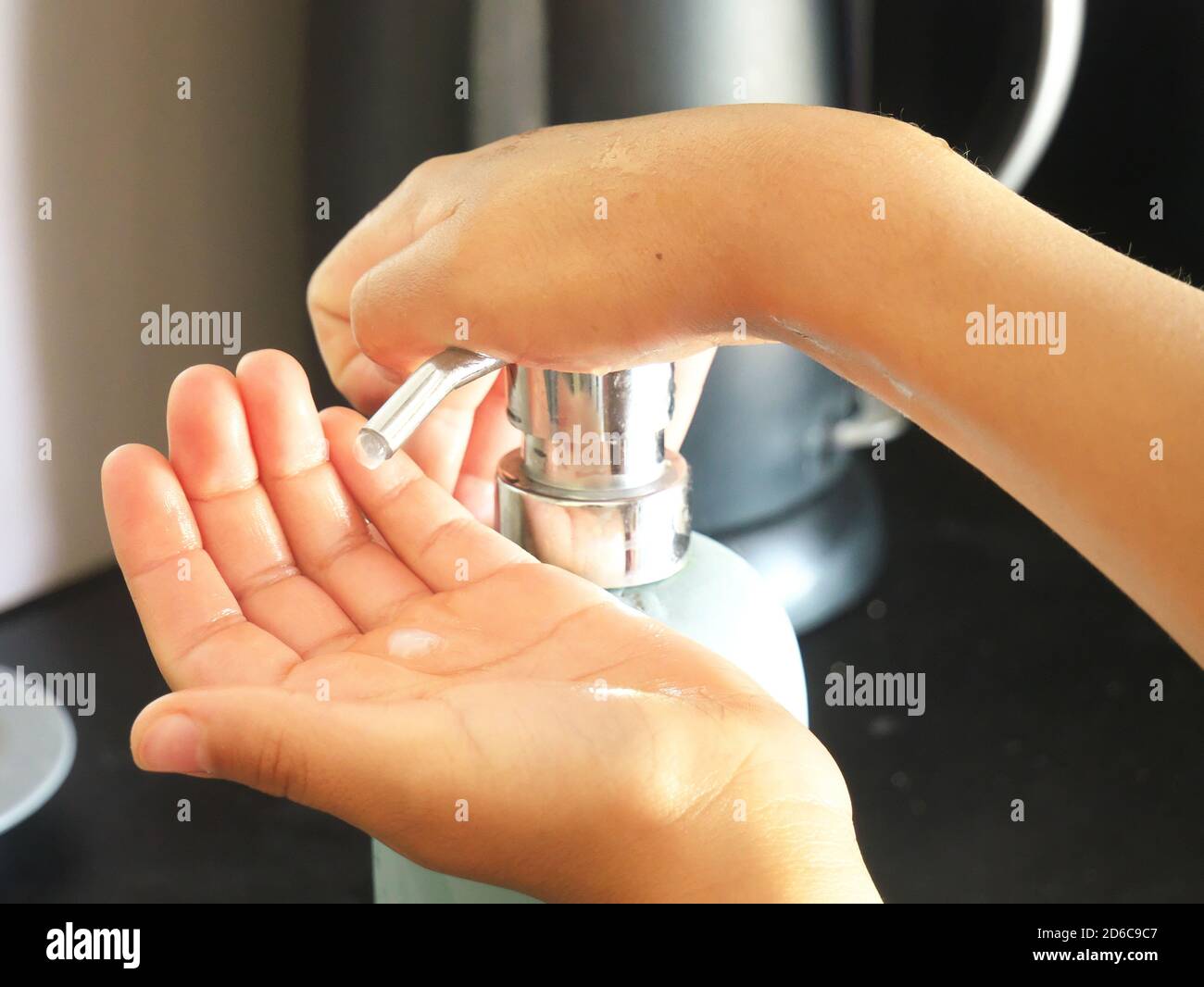 Primo piano delle mani di un bambino che si lavano le mani. Foto Stock