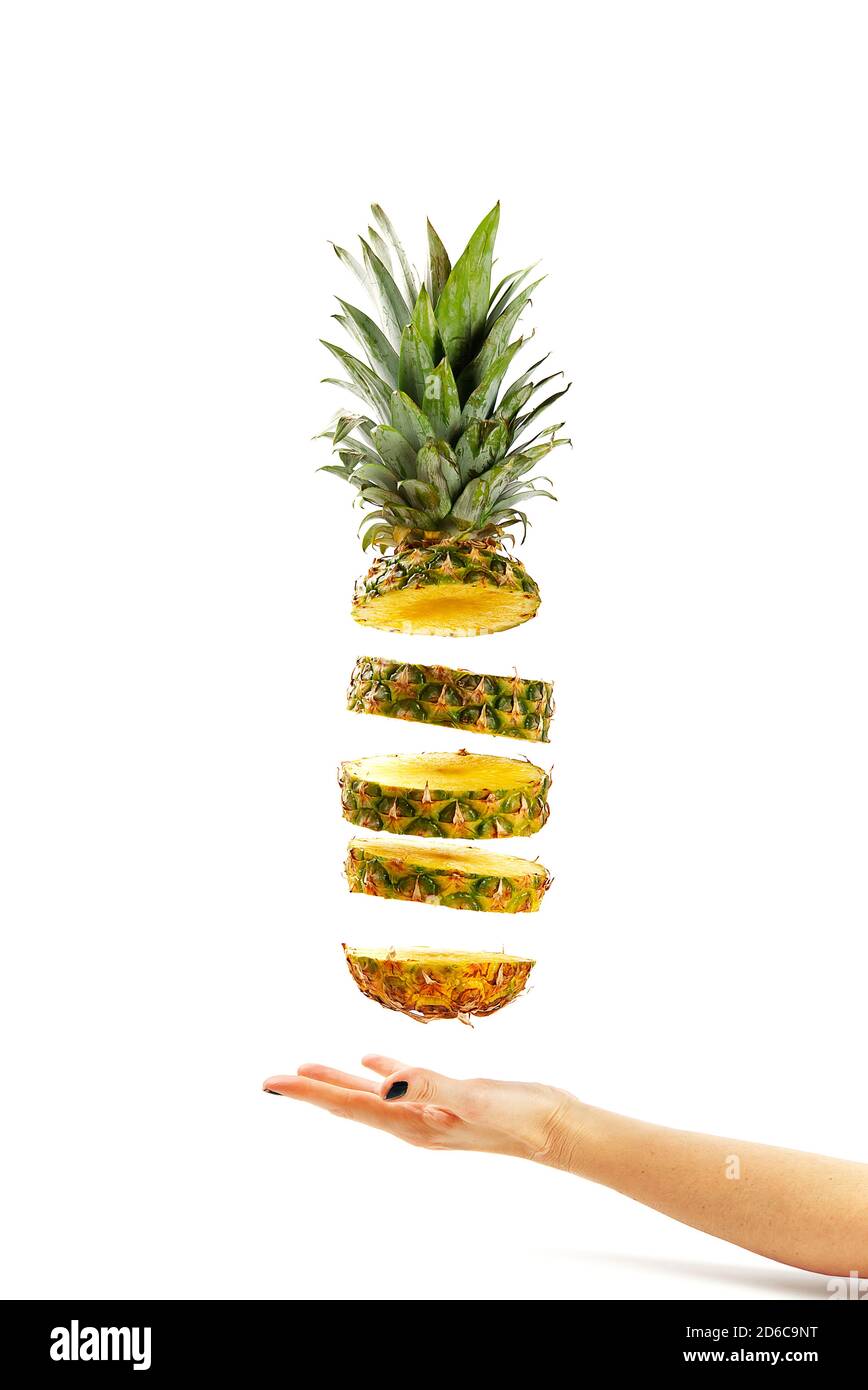Ananas fresco. Ananas affettato, levita nell'aria. Concetto di umore estivo su sfondo bianco, isolare. Frutta tropicale. Foto Stock