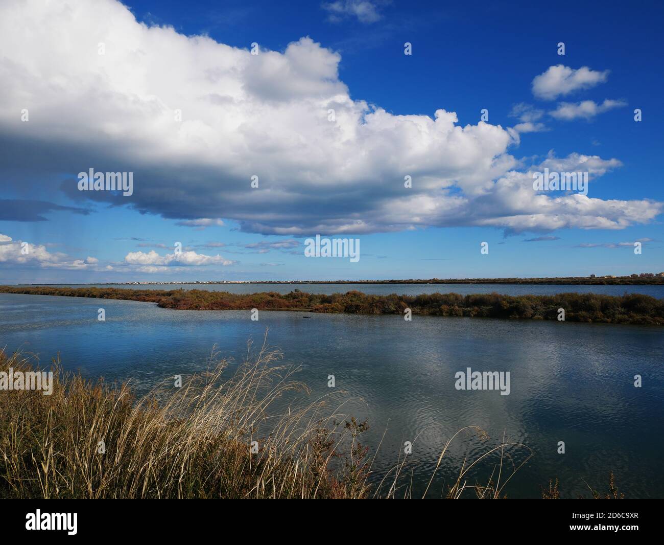 Foto grandi nuvole spesse nel cielo sopra uno stagno Foto Stock