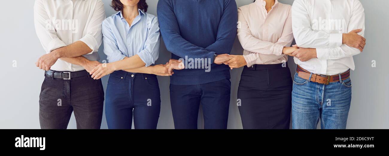 Colleghi aziendali che tengono le mani pronte a proteggere gli interessi aziendali e. sostenersi reciprocamente Foto Stock