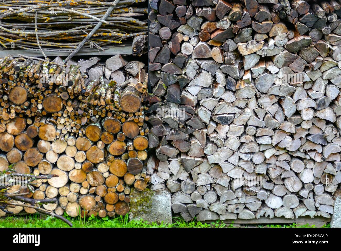 Pali di legno, pali di legno nel villaggio di Rabat les Tres Seigneurs, Ariege, Pirenei francesi, Francia, montagne dei Pirenei in autunno. Foto Stock