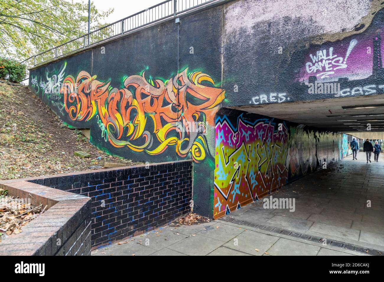 Northampton, Regno Unito, 15 ottobre 2020. Un sacco di pareti drappe e sognanti intorno al centro di Northampton sono stati trasformati da più di 100 artisti di strada provenienti da tutto il paese, Il progetto di arte di strada intitolato Wall Games è stato coordinato dall'artista locale James Thompson e sostenuto dal Northampton Borough Council che ha reperito le location e fornito £500 per la vernice spay. Credit: Keith J Smith./Alamy Live News Foto Stock