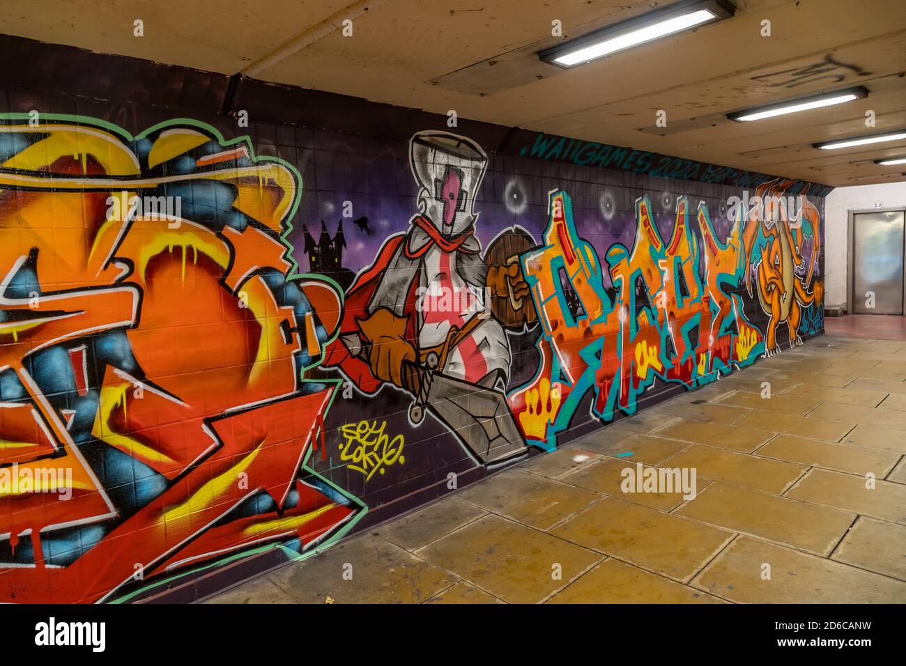 Northampton, Regno Unito, 15 ottobre 2020. Un sacco di pareti drappe e sognanti intorno al centro di Northampton sono stati trasformati da più di 100 artisti di strada provenienti da tutto il paese, Il progetto di arte di strada intitolato Wall Games è stato coordinato dall'artista locale James Thompson e sostenuto dal Northampton Borough Council che ha reperito le location e fornito £500 per la vernice spay. Credit: Keith J Smith./Alamy Live News Foto Stock