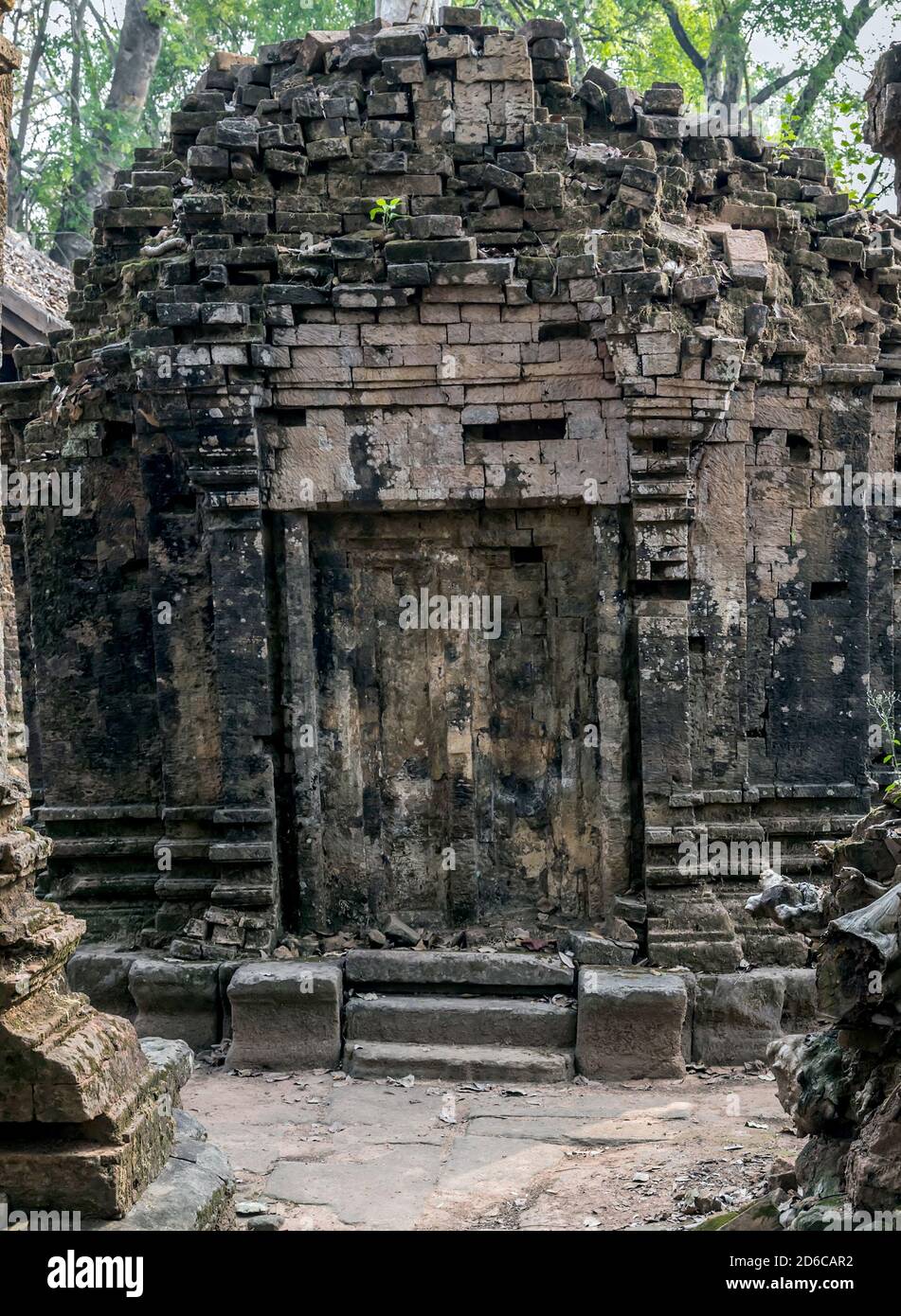 Prasat Krahom, la seconda struttura più grande di Koh Ker. Paesaggio archeologico di Koh Ker al sito Angkor Wat nel nord-ovest della Cambogia Foto Stock