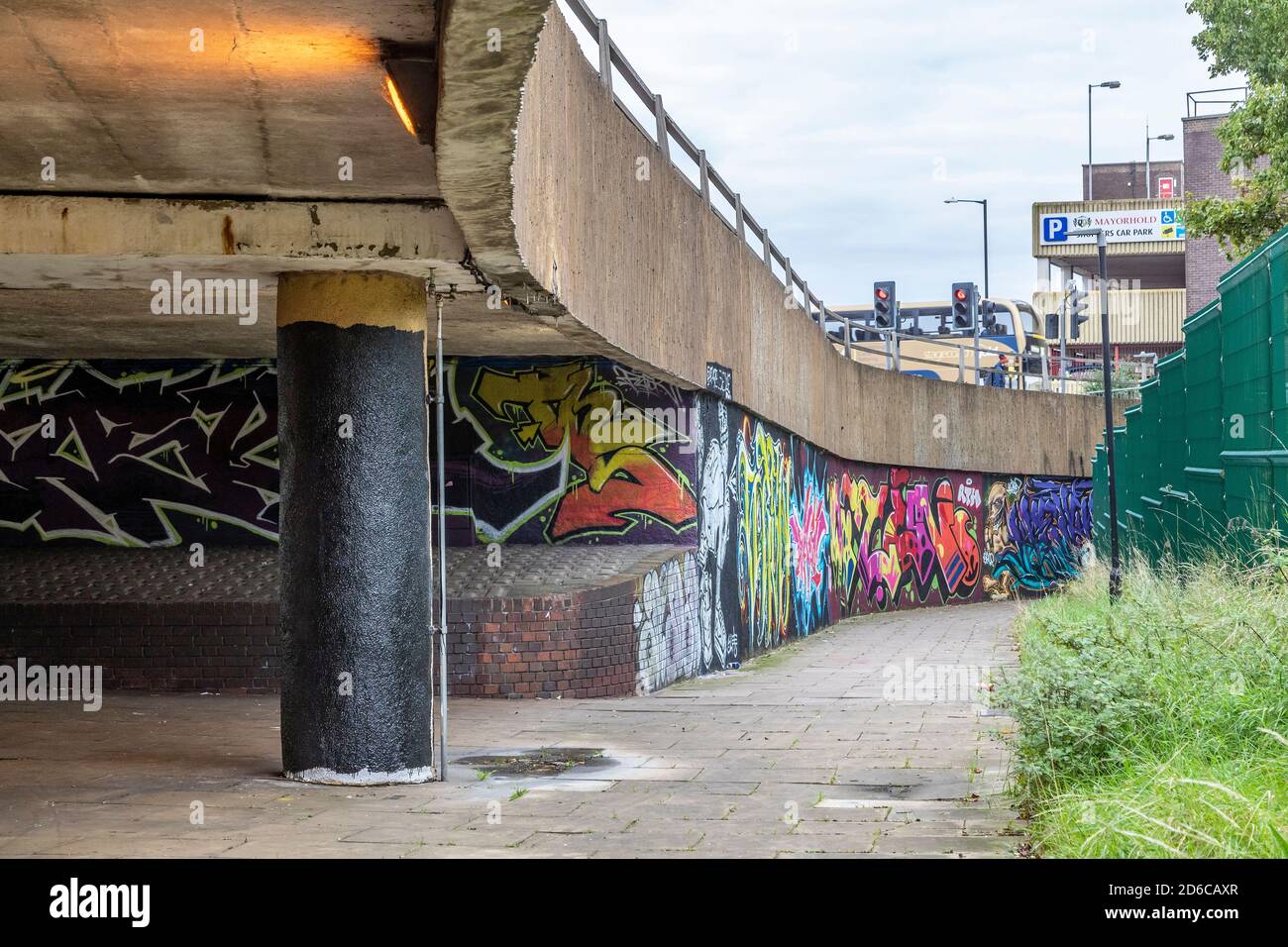 Northampton, Regno Unito, 15 ottobre 2020. Un sacco di pareti drappe e sognanti intorno al centro di Northampton sono stati trasformati da più di 100 artisti di strada provenienti da tutto il paese, Il progetto di arte di strada intitolato Wall Games è stato coordinato dall'artista locale James Thompson e sostenuto dal Northampton Borough Council che ha reperito le location e fornito £500 per la vernice spay. Credit: Keith J Smith./Alamy Live News Foto Stock