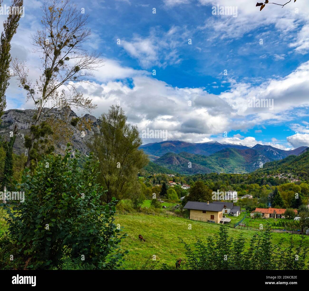 Il villaggio di Rabat les Tres Seigneurs, e il Roc de Sedour, Ariege, Pirenei francesi, Francia, Pirenei montagne in autunno Foto Stock