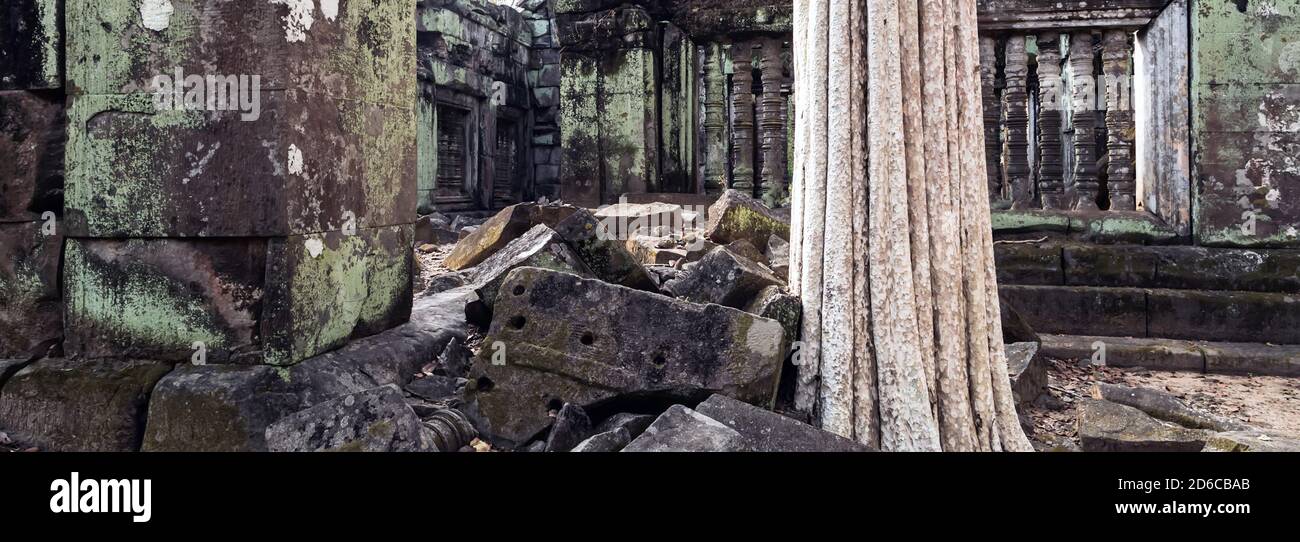 Artefakt archeologia Prasat Krahom mattoni rossi Tempio indù a Koh Ker. Muschio sulla pietra mattoni di arenaria laterite blocchi archeologici Paesaggio di K Foto Stock