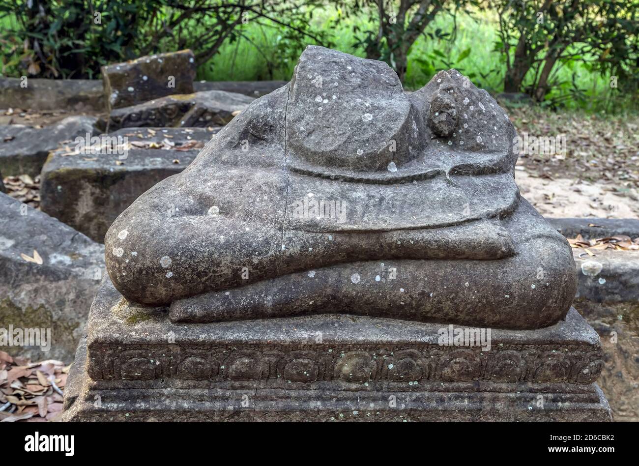 Moss Artefakt archeologia antiche rovine scultura in pietra stucco santuario decorativo Prasat Krahom paesaggio archeologico di Koh Ker all'Angkor Wat Foto Stock