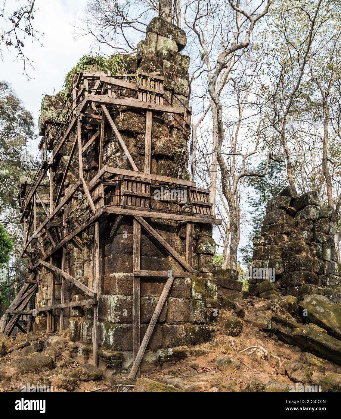 Prasat Krahom, la seconda struttura più grande di Koh Ker. Paesaggio archeologico di Koh Ker al sito Angkor Wat nel nord-ovest della Cambogia Foto Stock