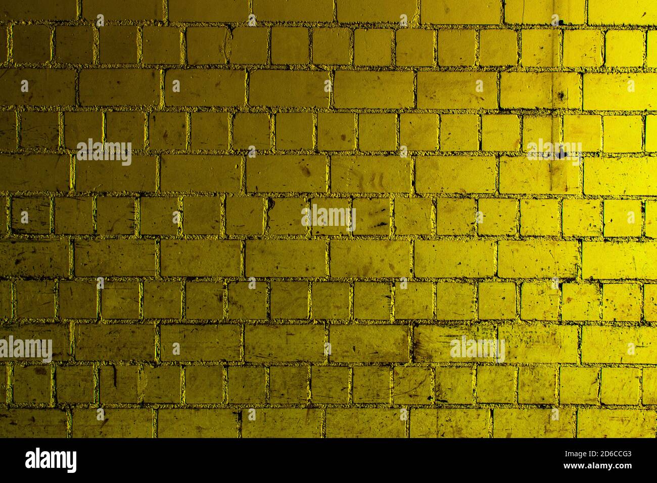 Sfondo di mattoni gialli con sfumature di chiaro e scuro giallo Foto Stock