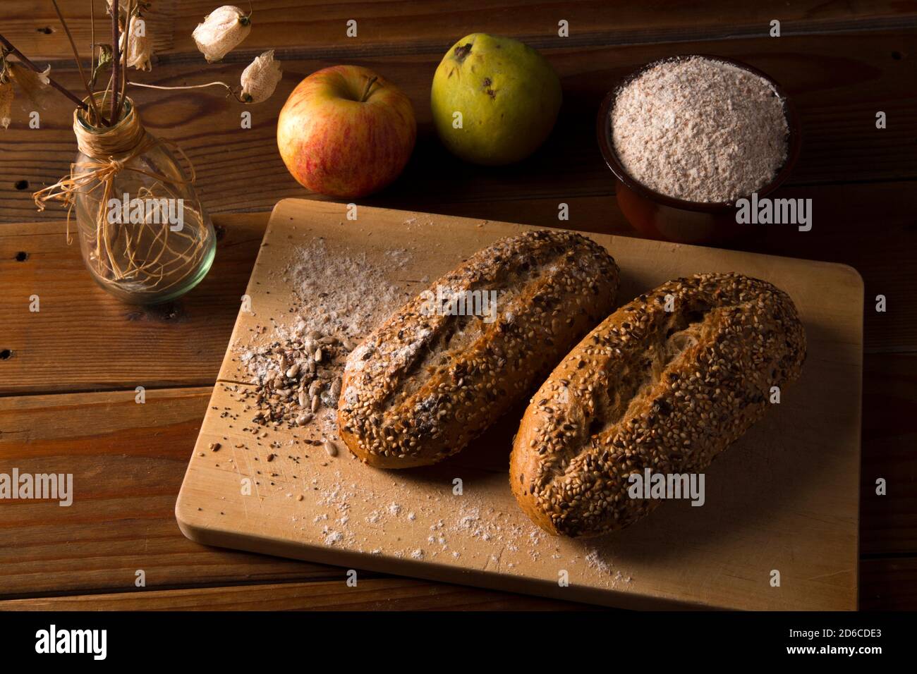 pane integrale multigreo con semi su tavola di legno marrone Foto Stock