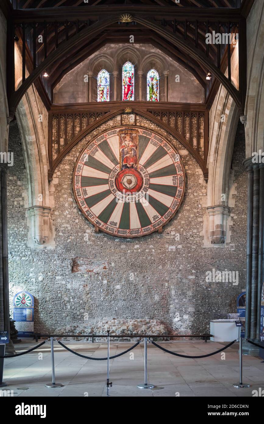 Winchester Great Hall, vista della storica Tavola rotonda associata alla leggenda arturiana situata nella Great Hall a Winchester, Hampshire, Inghilterra, Regno Unito Foto Stock