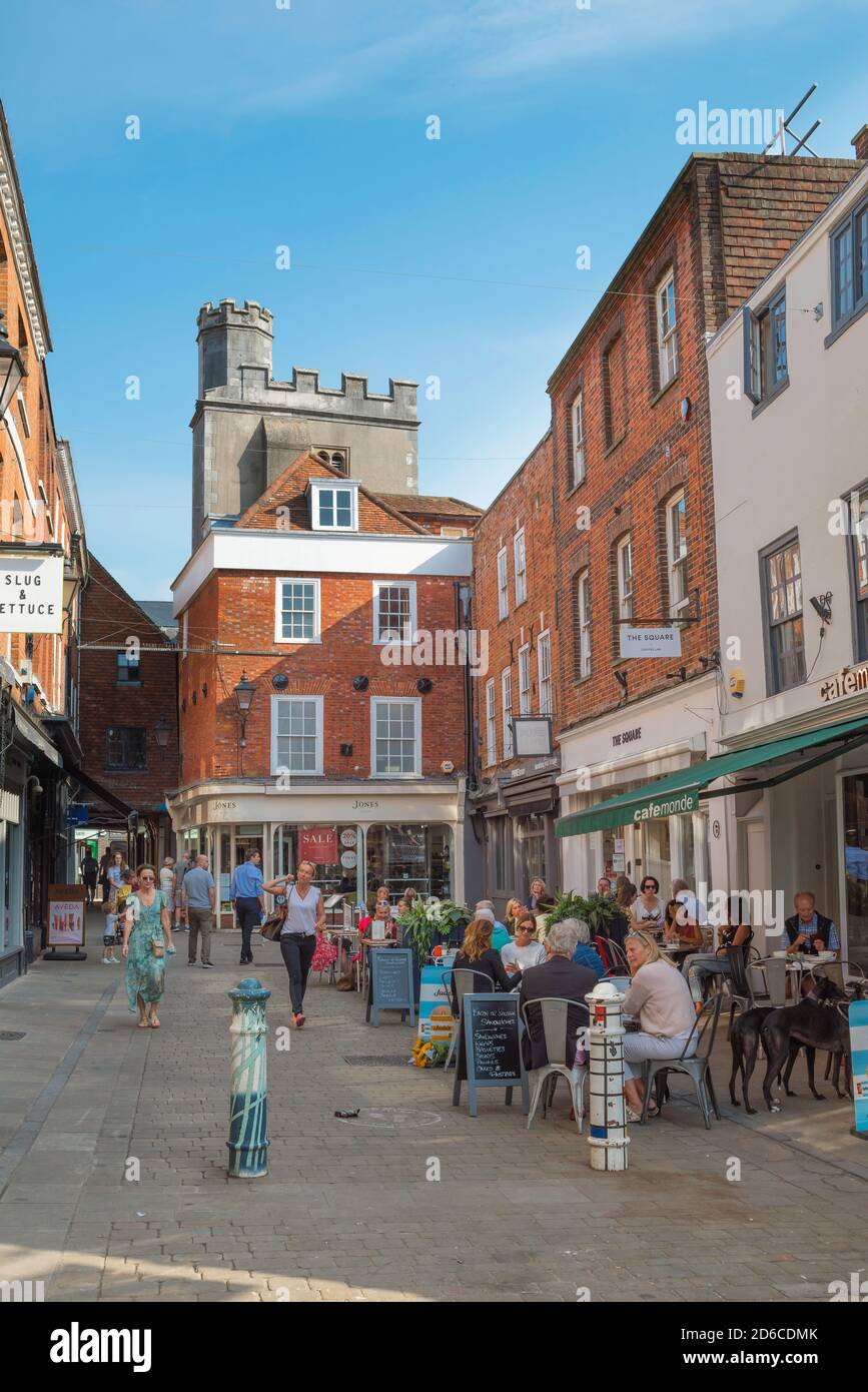 Winchester City Street, vista in estate di persone seduti ai tavoli da caffè nella storica piazza vicino alla High Street nel centro di Winchester, Inghilterra, Regno Unito Foto Stock