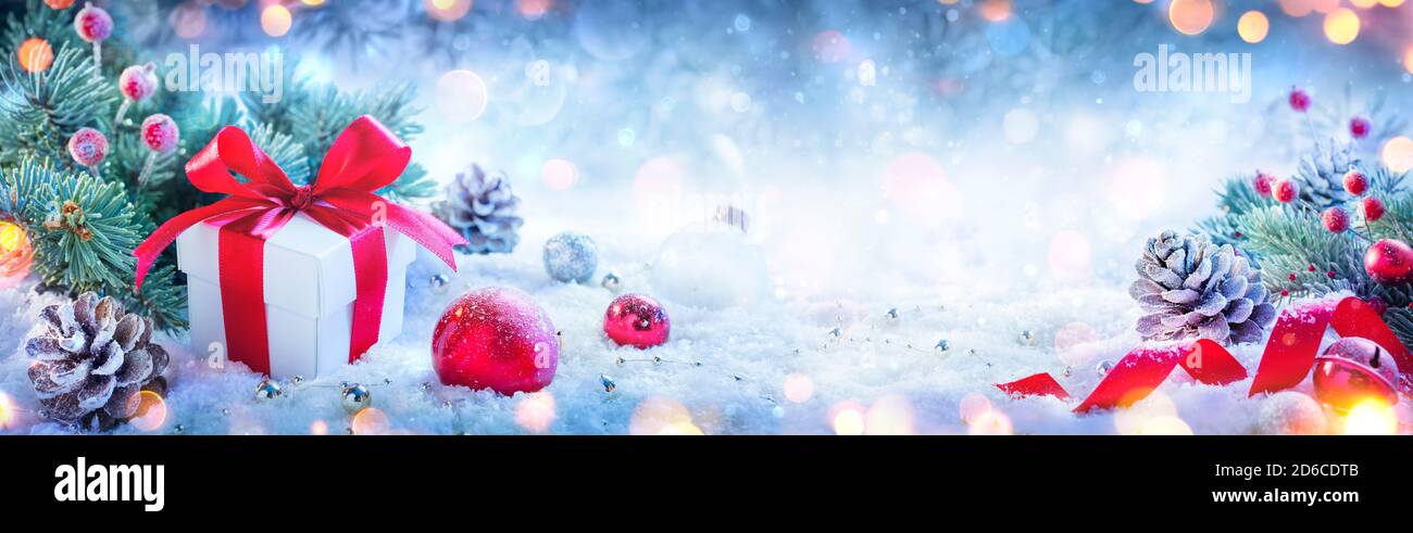 Regalo di Natale e ornamenti su sfondo sfocato e luci Bokeh Foto Stock