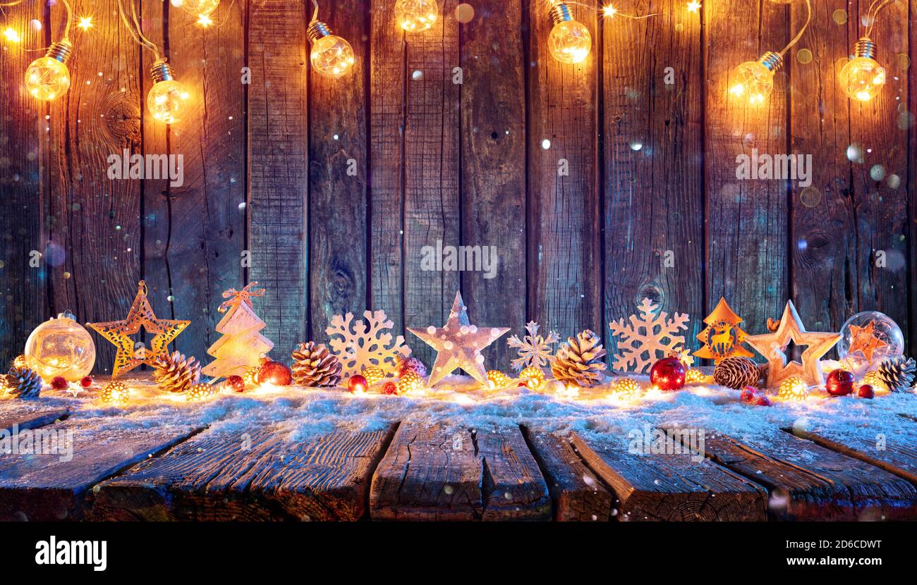 Ornamento di Natale con luci a corda su tavola rustica in legno Foto Stock