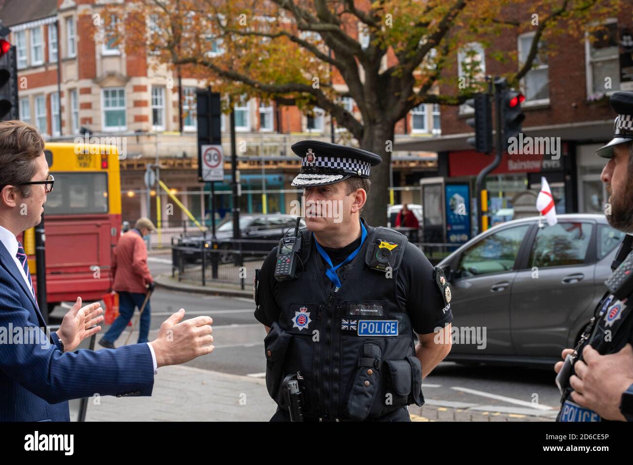 Brentwood Essex 16 ottobre 2020 Constable capo dell'Essex ben-Julian Harrington e di Brentwood e del deputato Ongar Alex Burghart, Segretario parlamentare privato di Boris Johnson, Intraprendete una passeggiata in Brentwood High Street dopo la concessione di una richiesta da parte del Consiglio della Contea di Essex che la contea dovrebbe passare al livello due di restrizioni di blocco Credit: Ian Davidson/Alamy Live News Foto Stock