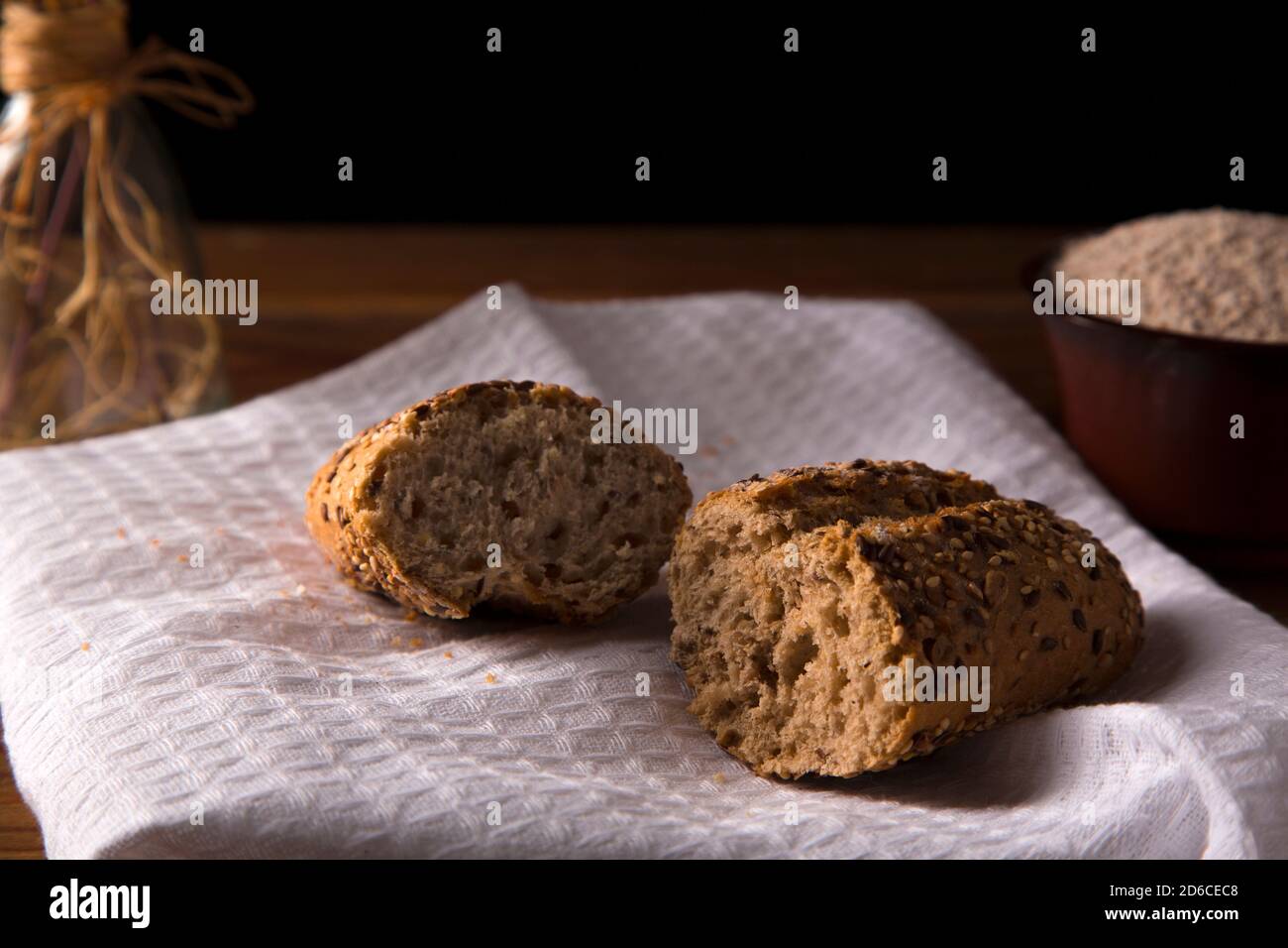 pane integrale multigreo con semi su tavola di legno marrone Foto Stock