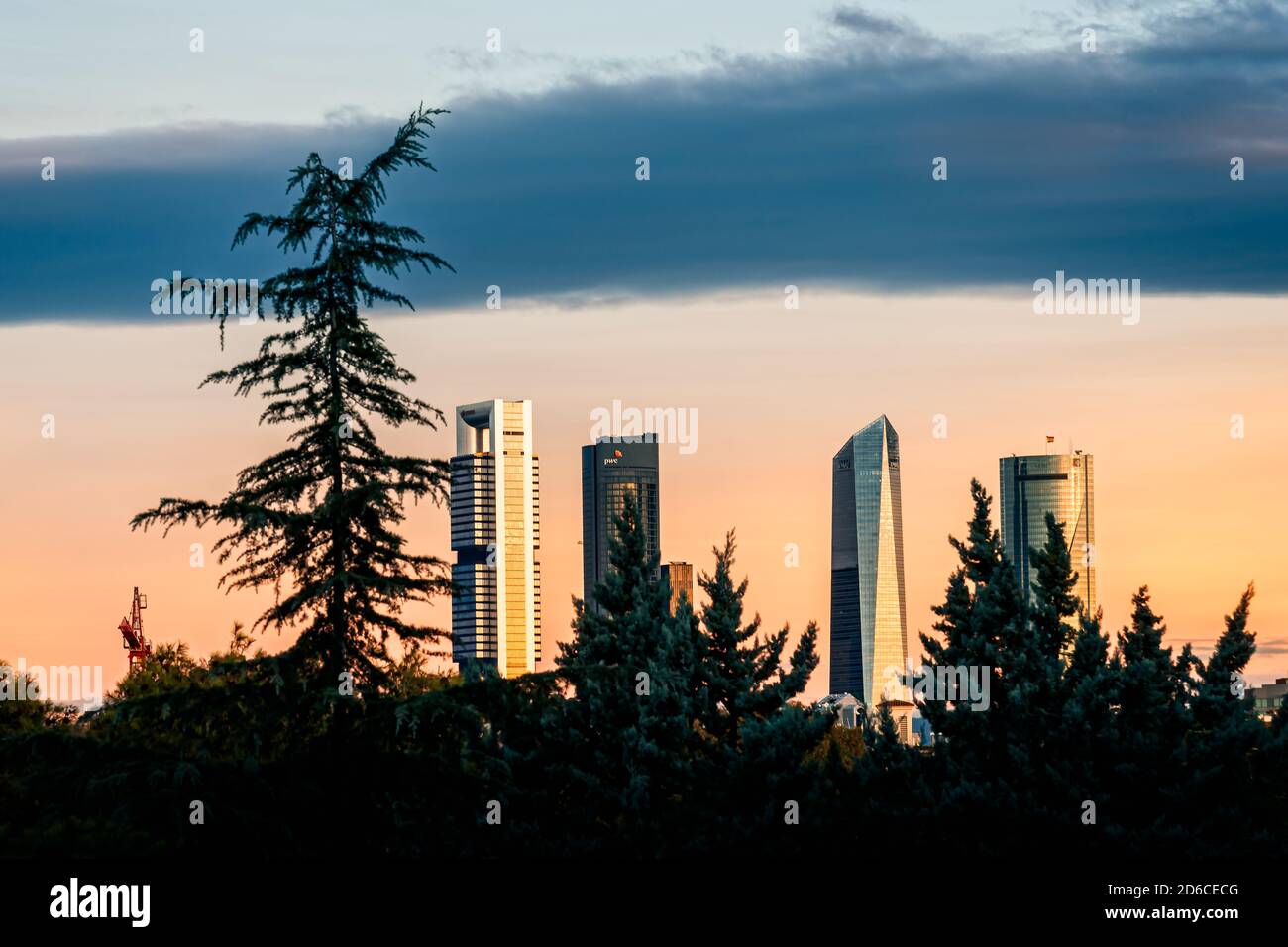 Madrid, Spagna - 26 settembre 2020: Vista panoramica della zona commerciale di Cuatro Torres Foto Stock