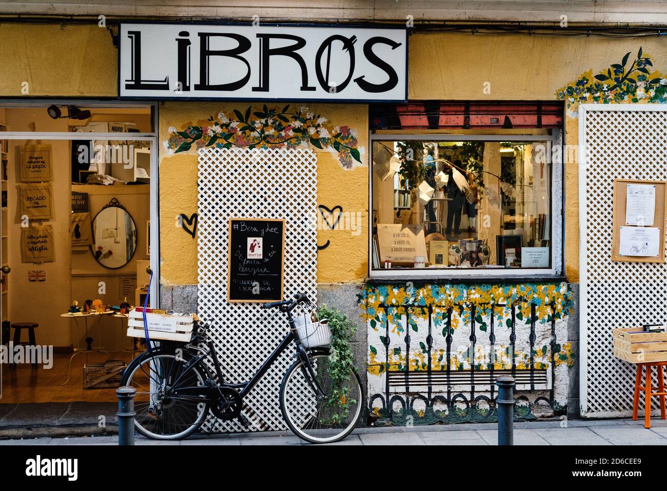 Madrid, Spagna - 26 settembre 2020: Libreria alla moda nel quartiere Malasana di Madrid. Malasana è uno dei quartieri più alla moda della città Foto Stock