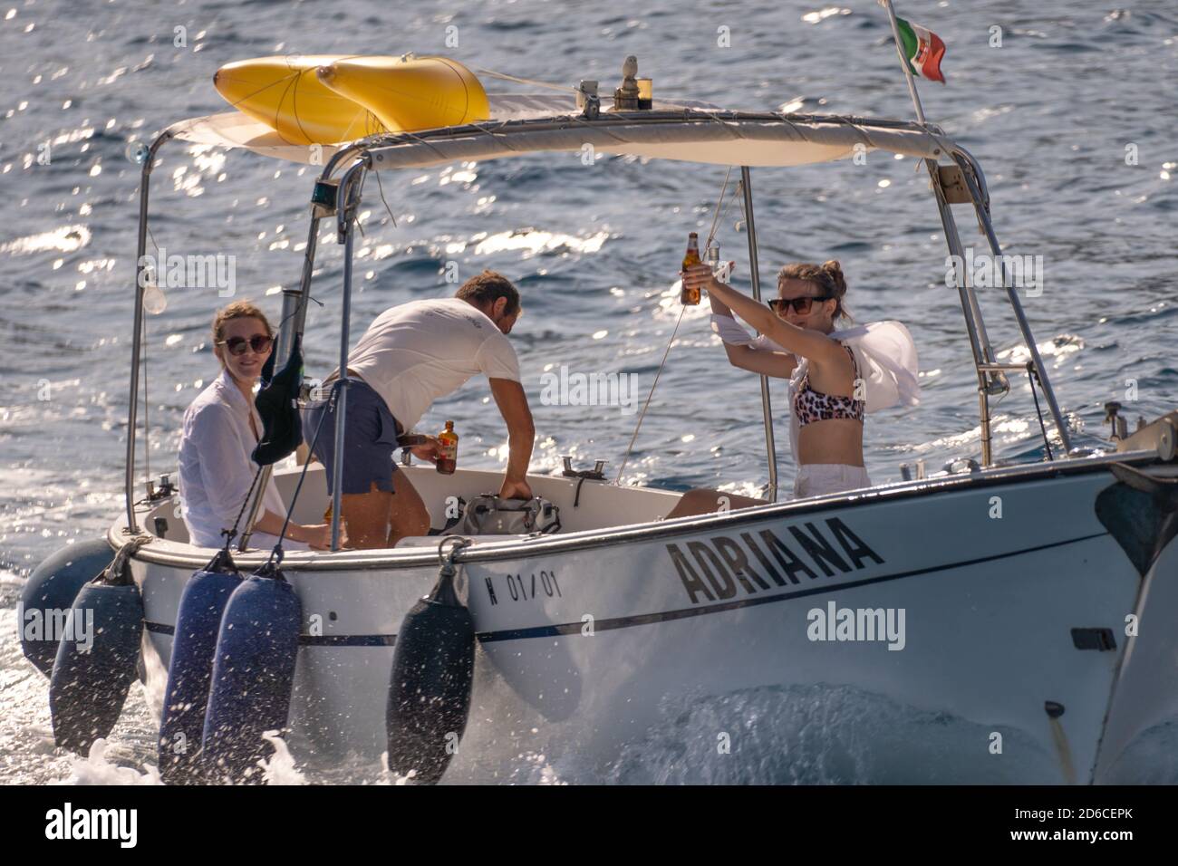 PONZA, ITALIA - 22 settembre 2020: Ponza, Italia, 22 settembre 2020, tre giovani si divertono durante un giro in barca Foto Stock