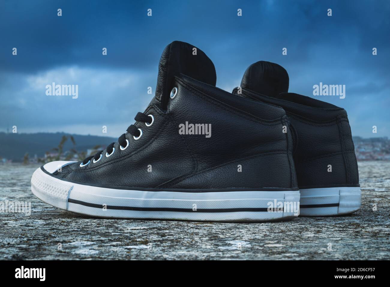 Primo piano della classica pelle bianca e nera sneakers Foto Stock