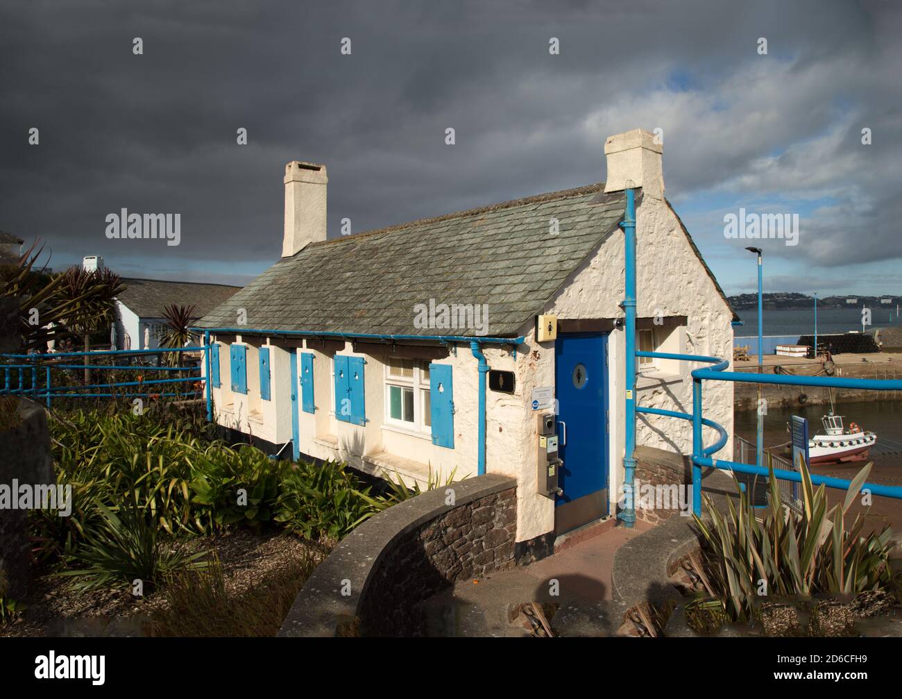 il bagno pubblico era un'ex casa di guardia costiera, ma ora un bagno a pagamento a Paignton Devon. Si trova vicino al porto. Foto Stock