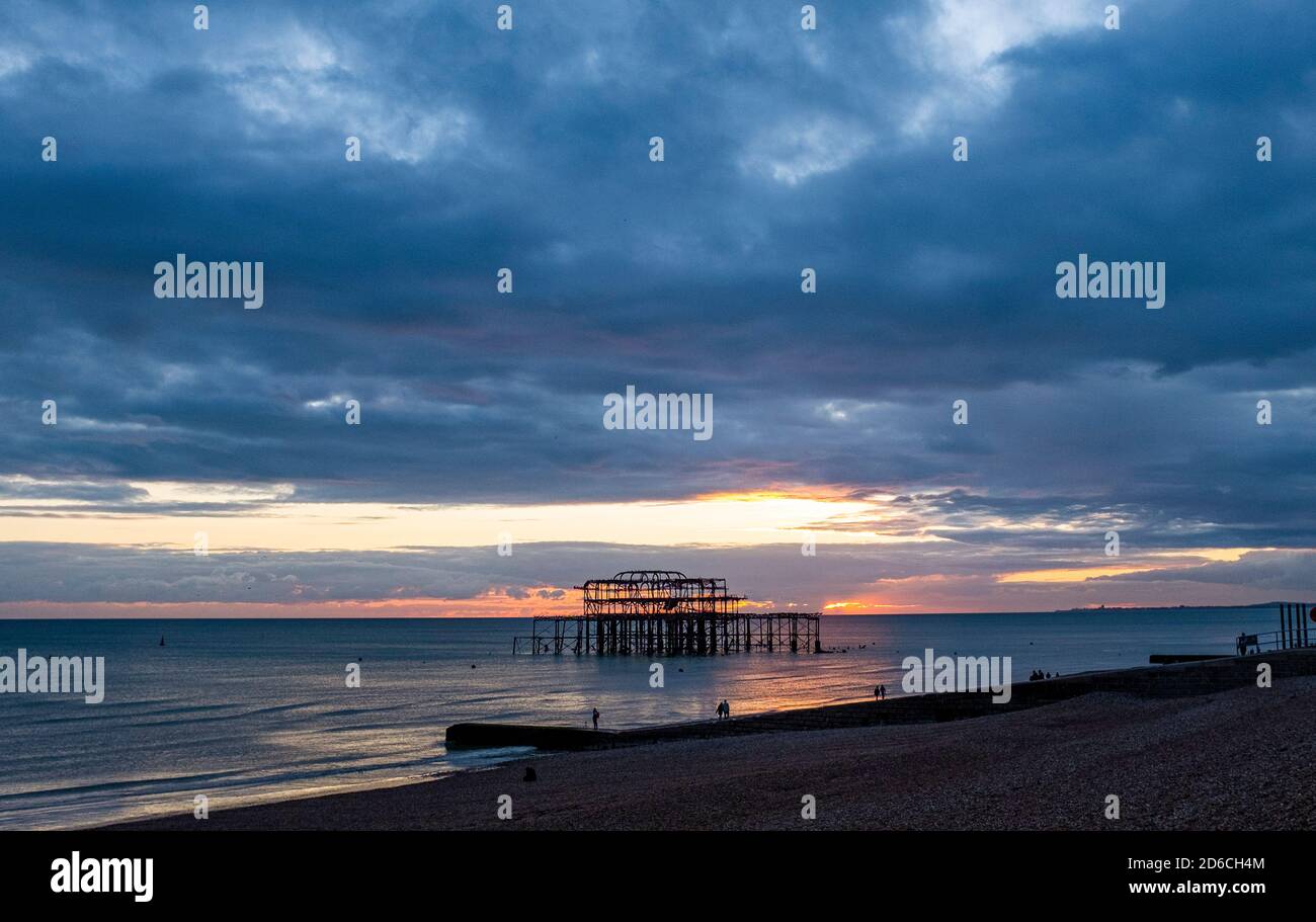 Lungomare di Brighton e spiaggia con West Pier al tramonto Sussex England UK fotografia scattata da Simon Dack Foto Stock
