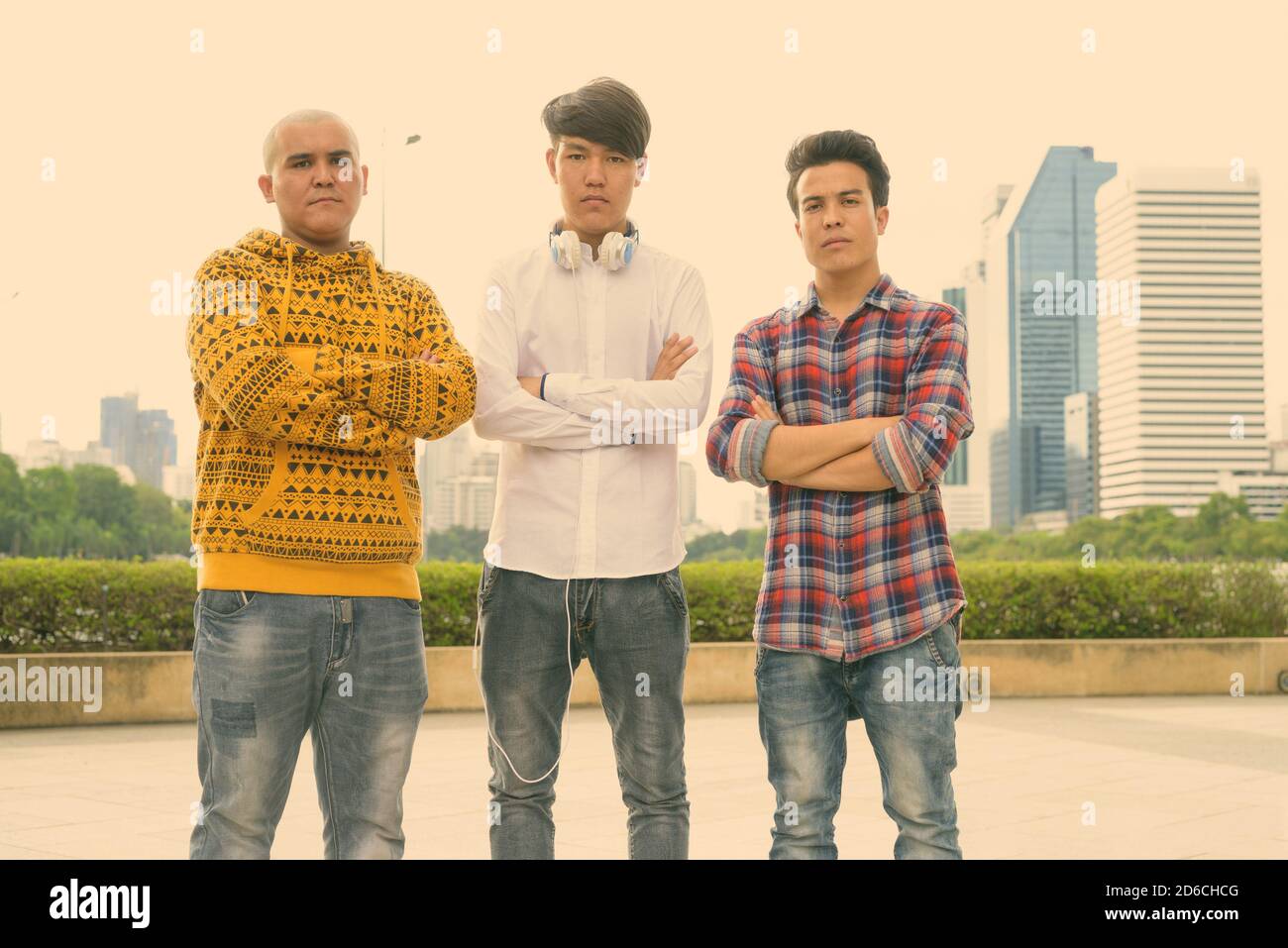 Tre giovani uomini asiatici di relax presso il parco insieme Foto Stock