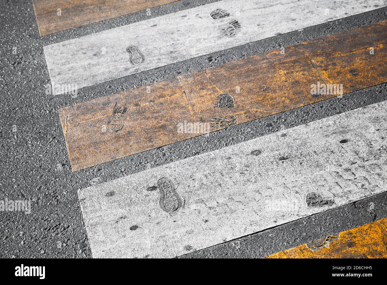 Pedone che attraversa la strada segnando zebra con impronte stampate, trasporto urbano foto di sfondo Foto Stock