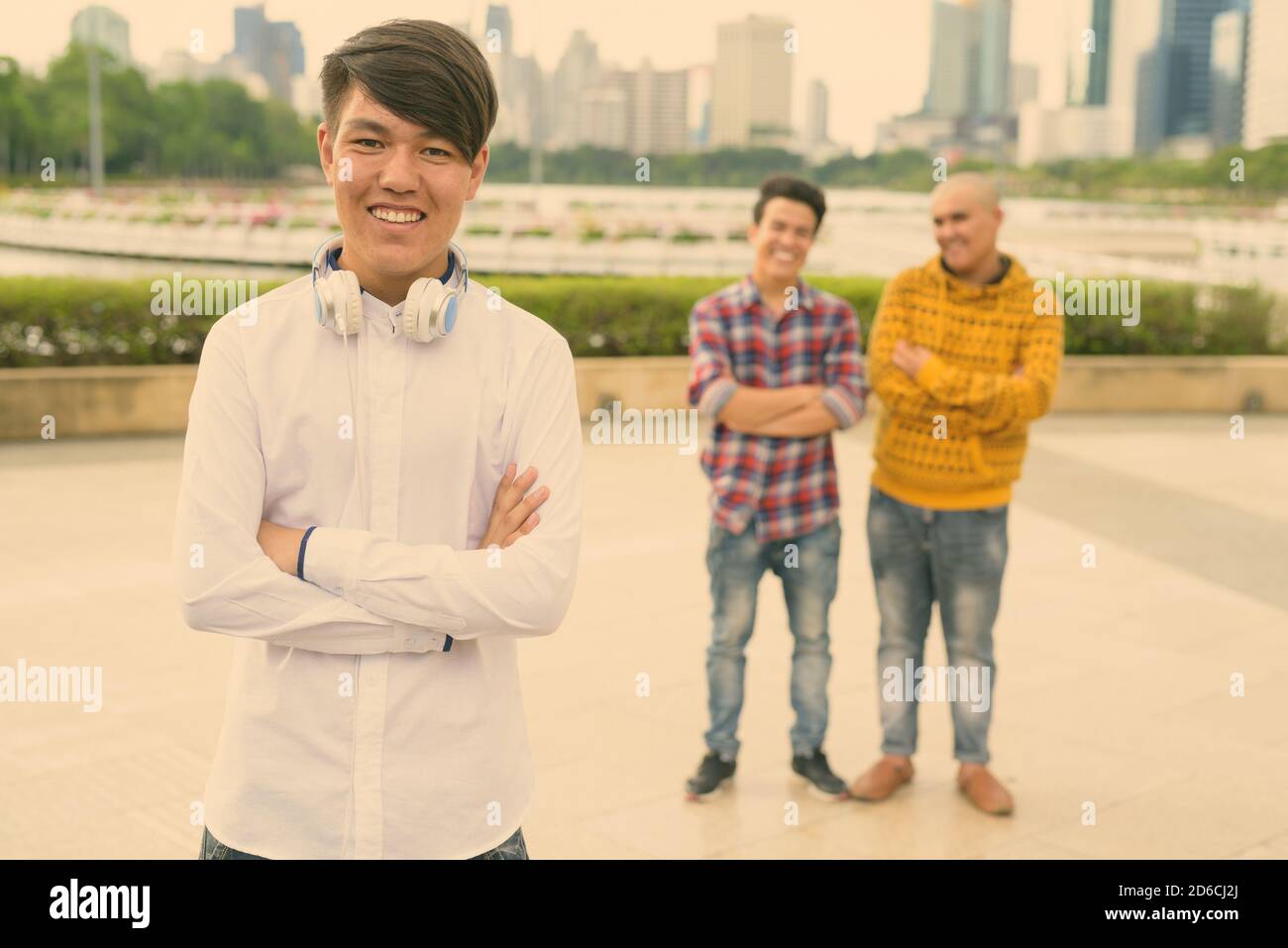 Tre giovani uomini asiatici di relax presso il parco insieme Foto Stock