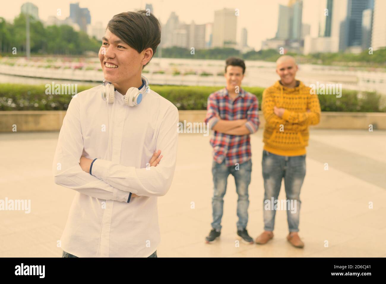 Tre giovani uomini asiatici di relax presso il parco insieme Foto Stock