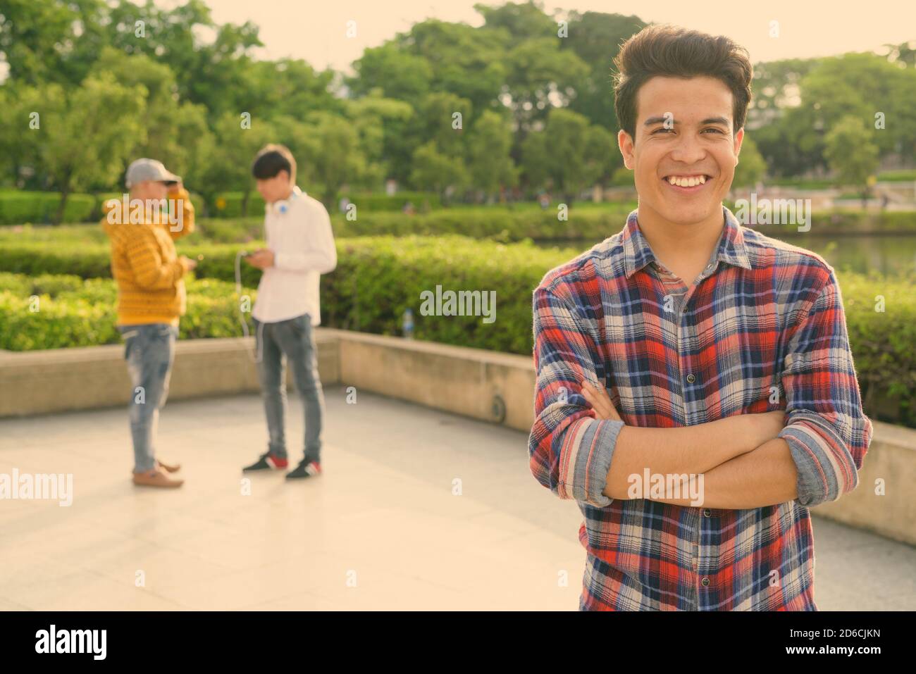 Tre giovani uomini asiatici di relax presso il parco insieme Foto Stock