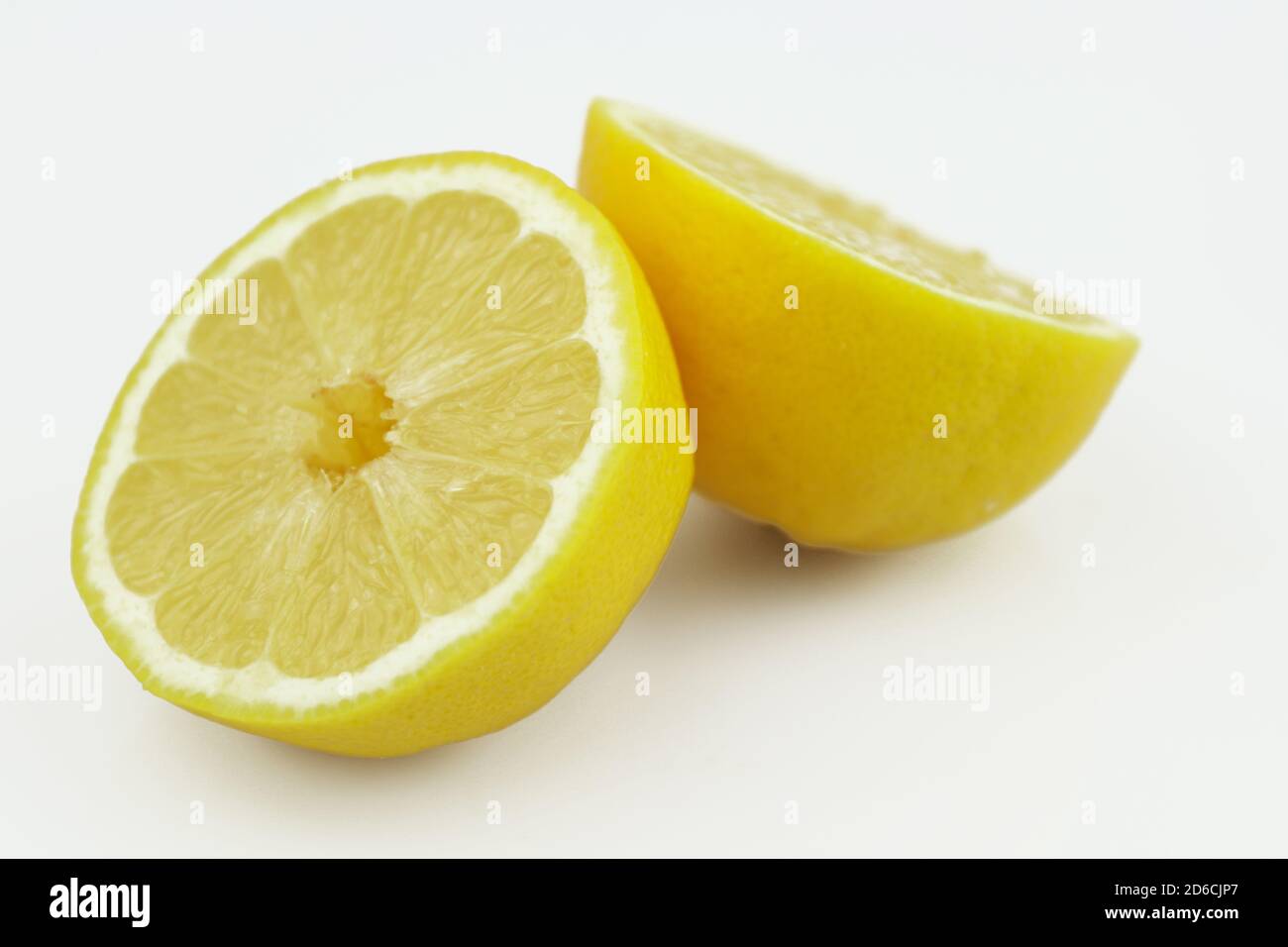 Limoni freschi a metà isolati su sfondo bianco. Limone fresco giallo a fette separato su sfondo bianco Foto Stock