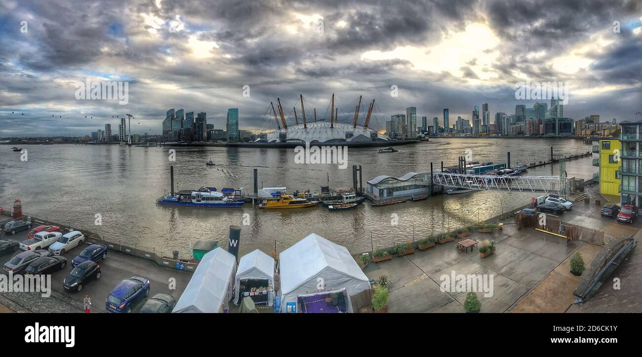 Londra UK panorama del fiume Tamigi guardando verso il Città e la sede O2 Foto Stock