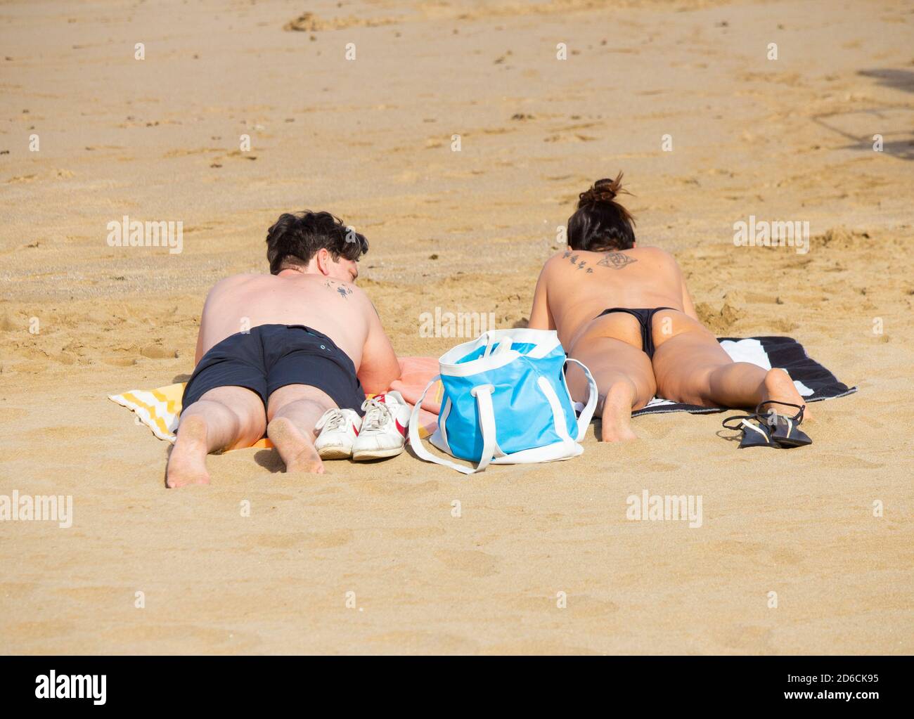 Las Palmas, Gran Canaria, Isole Canarie, Spagna. 16 ottobre 2020. Pochissimi turisti sulla spiaggia cittadina di Las Palmas su Gran Canaria. L'economia delle Canarie soffre per la mancanza di turisti provenienti dal Regno Unito. Pur essendo la regione spagnola con il minor numero di casi di Covid, le isole Canarie e il resto della Spagna rimangono nell'elenco di quarantena del Regno Unito. Credit: Alan Dawson/Alamy Live News. Foto Stock