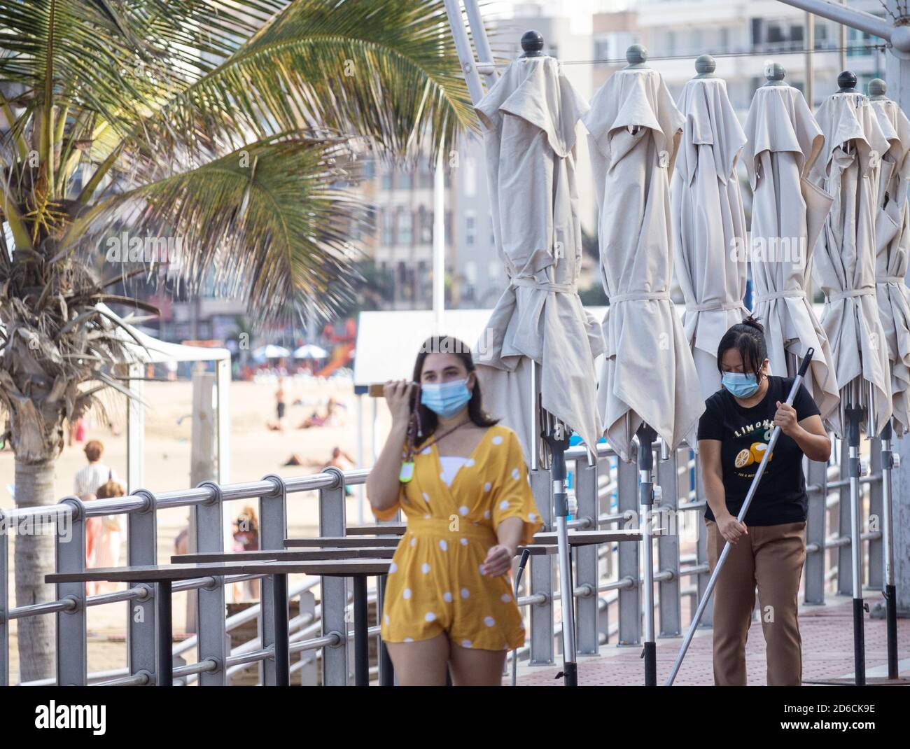 Las Palmas, Gran Canaria, Isole Canarie, Spagna. 16 ottobre 2020. Pochissimi turisti sulla spiaggia cittadina di Las Palmas su Gran Canaria. L'economia delle Canarie soffre per la mancanza di turisti provenienti dal Regno Unito. Pur essendo la regione spagnola con il minor numero di casi di Covid, le isole Canarie e il resto della Spagna rimangono nell'elenco di quarantena del Regno Unito. Credit: Alan Dawson/Alamy Live News. Foto Stock