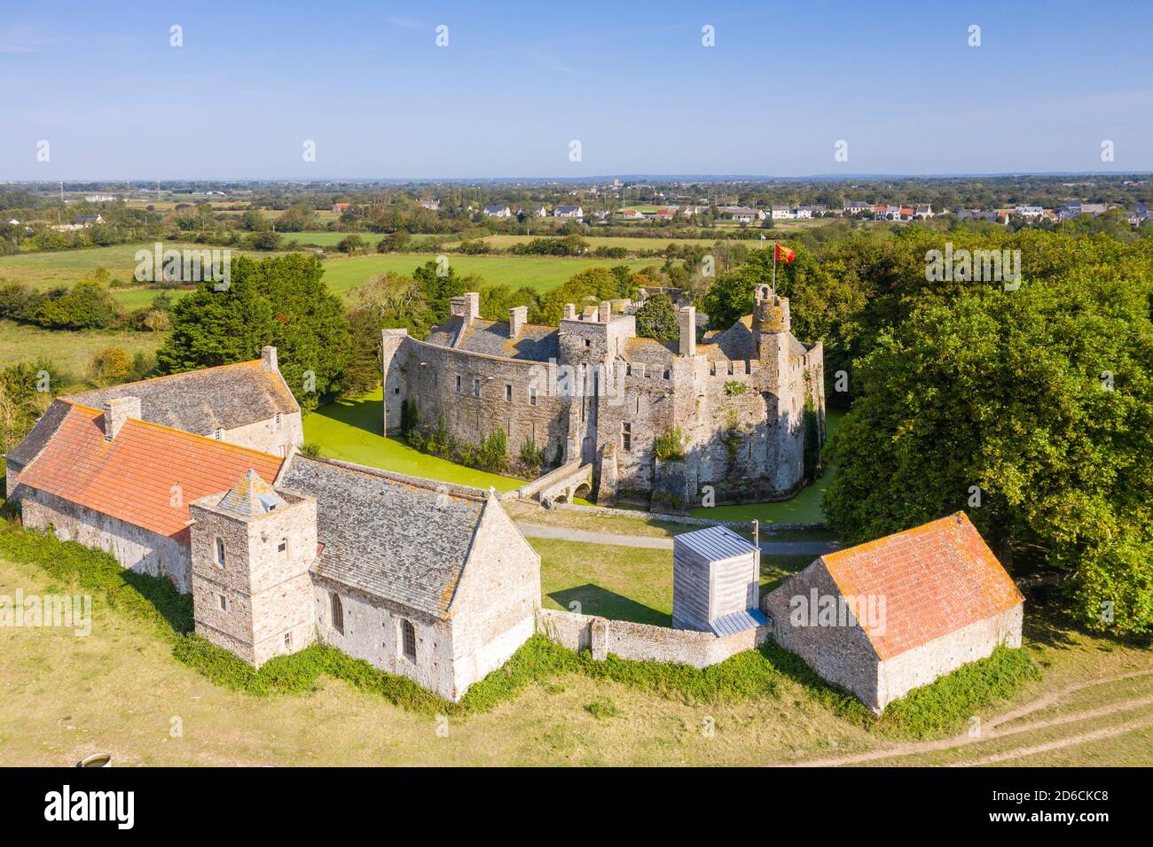 Francia, Manica, Cotentin, Pirou, Chateau de Pirou, castello fortificato del 12 ° secolo (vista aerea) // Francia, Manica (50), Cotentin, Pirou, château Foto Stock