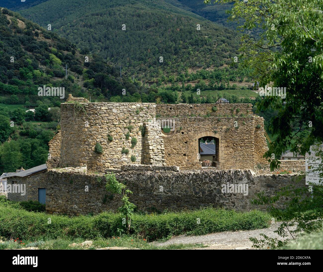 Spagna, Catalogna, regione Pallars Sobira, provincia di Lleida, Sort. Castello dei conti di Pallari. La fortezza non è documentata fino al 1281, ma la città è legata ai conti Pallari fin dal X secolo. Vista delle rovine. Foto Stock