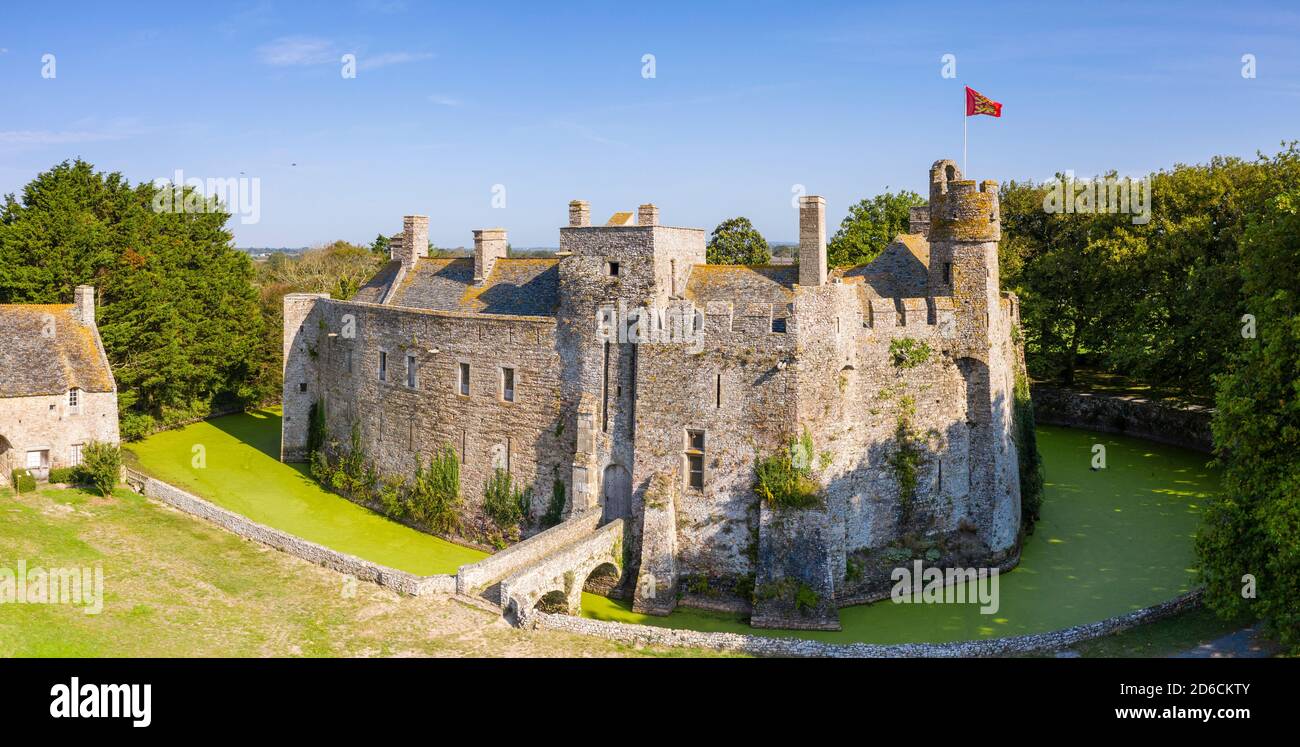 Francia, Manica, Cotentin, Pirou, Chateau de Pirou, castello fortificato del 12 ° secolo (vista aerea) // Francia, Manica (50), Cotentin, Pirou, château Foto Stock