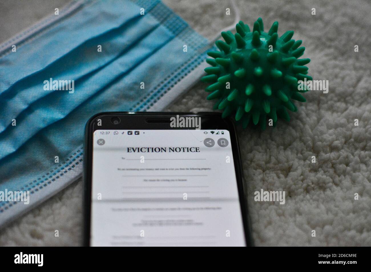 Messaggio di avviso di sfratto sullo smartphone durante la crisi del coronavirus. Foto Stock