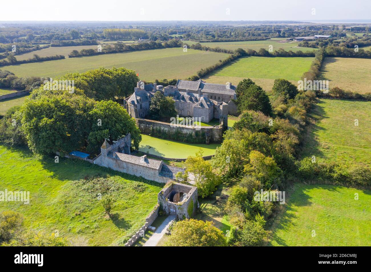 Francia, Manica, Cotentin, Pirou, Chateau de Pirou, castello fortificato del 12 ° secolo (vista aerea) // Francia, Manica (50), Cotentin, Pirou, château Foto Stock