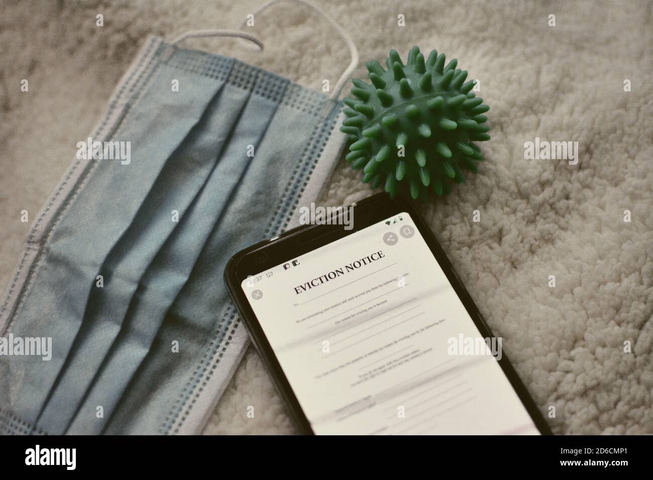 Messaggio di avviso di sfratto sullo smartphone durante la crisi del coronavirus. Foto Stock
