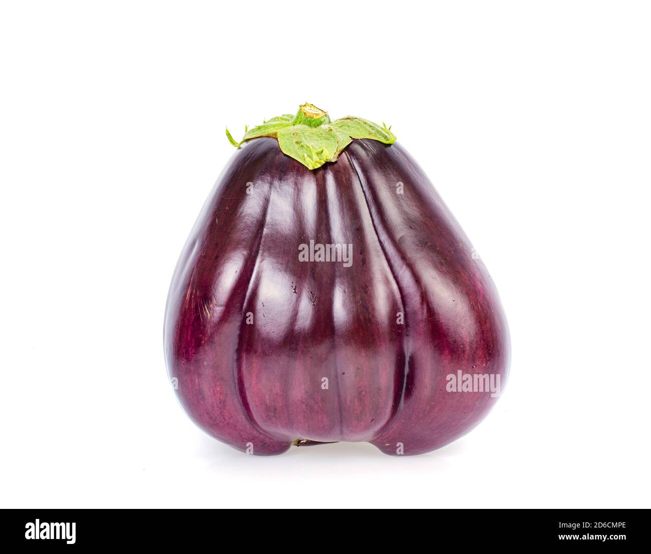 grande melanzana viola fresca isolata su sfondo bianco. Studio foto Foto Stock