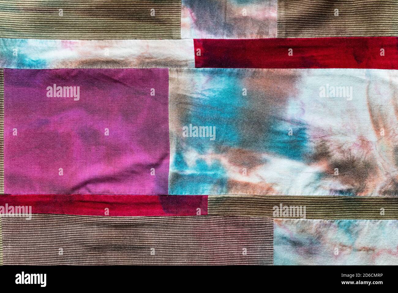 fondo tessile - tessuto di patchwork cucito a mano da tessuto di velluto e. pezzi di batik colorati a mano Foto Stock