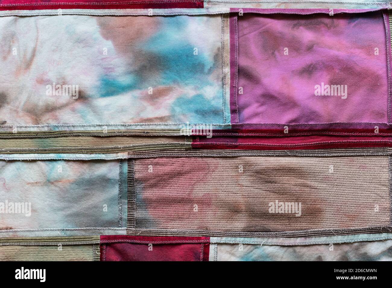 fondo tessile - tessuto di patchwork cucito a mano in velluto e batik pezzi Foto Stock