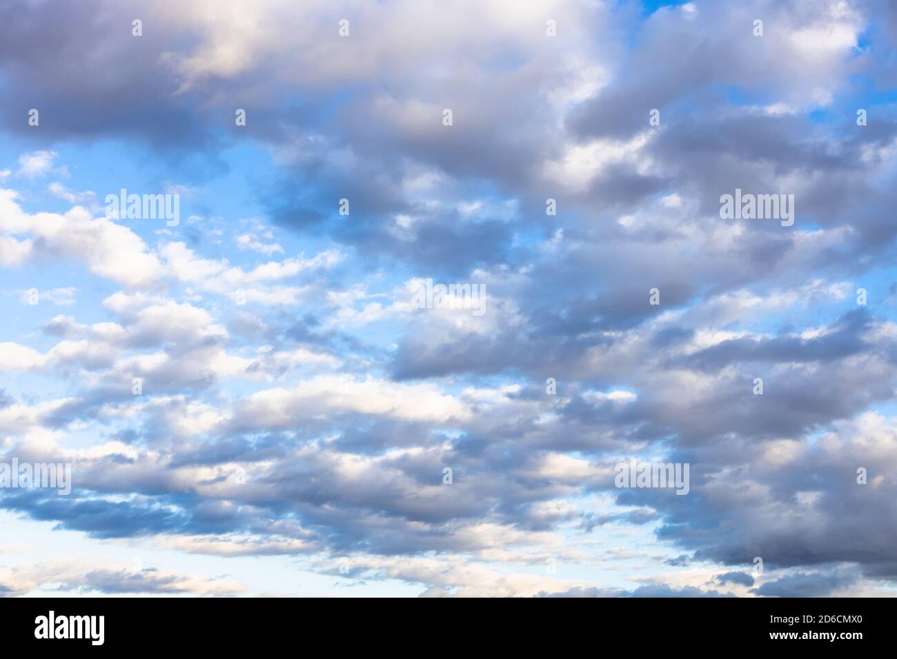 molte nuvole basse grigie e bianche nel pomeriggio di autunno blu cielo Foto Stock