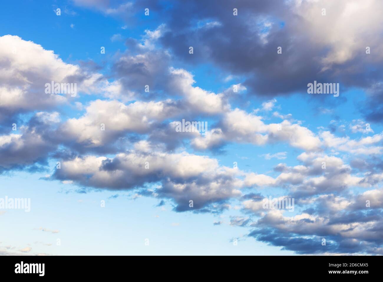 fronte di nuvole basse grigie e bianche in autunno blu cielo pomeridiano Foto Stock
