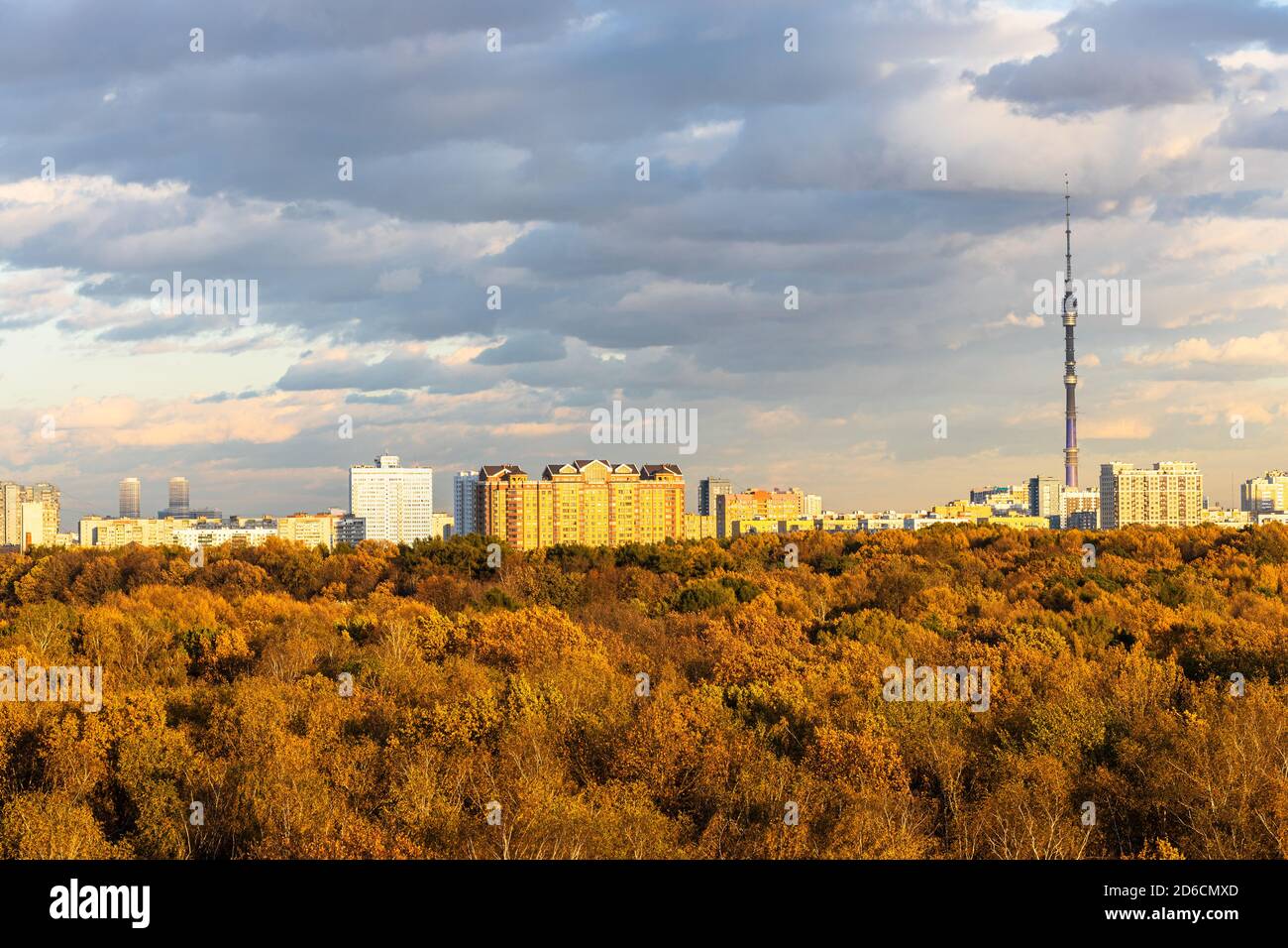 parco urbano e quartiere residenziale all'orizzonte illuminato in autunno Tramonto sole nella città di Mosca Foto Stock